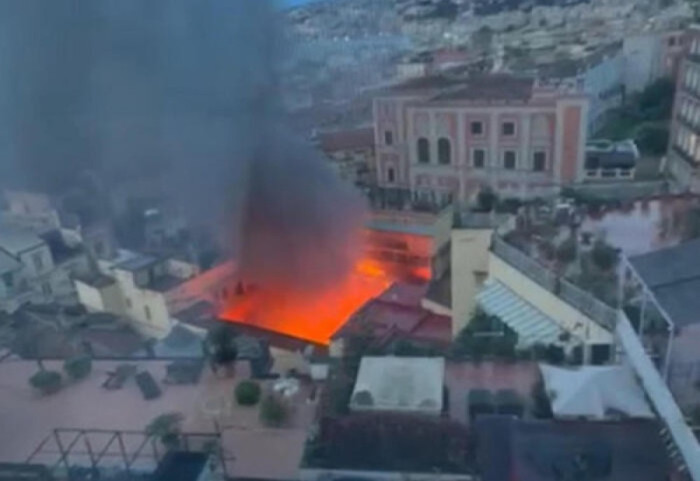 E trishtë në Napoli, përfshihet nga flakët teatri "Sannazaro"