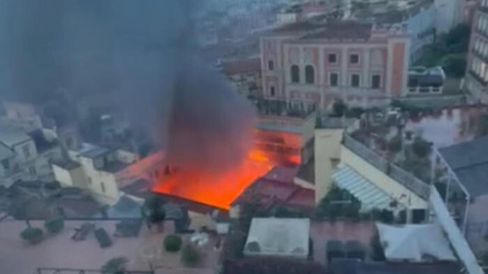 E trishtë në Napoli, përfshihet nga flakët teatri "Sannazaro"