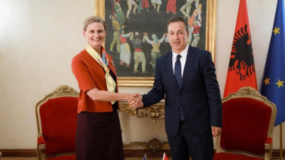 Ndryshimet ligjore dhe imuniteti i Ballukut, Amerikanët zbarkojnë në zyrën e Peleshit