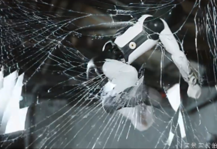 Një robot që bën “kung fu”, por e ka të ndaluar të hipë në ring