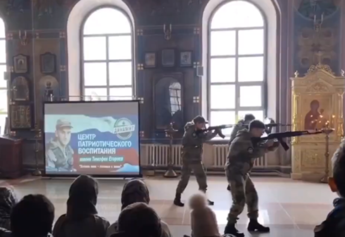 Skandal në Rusi, performancë “ushtarake” e nxënësve brenda një kishe