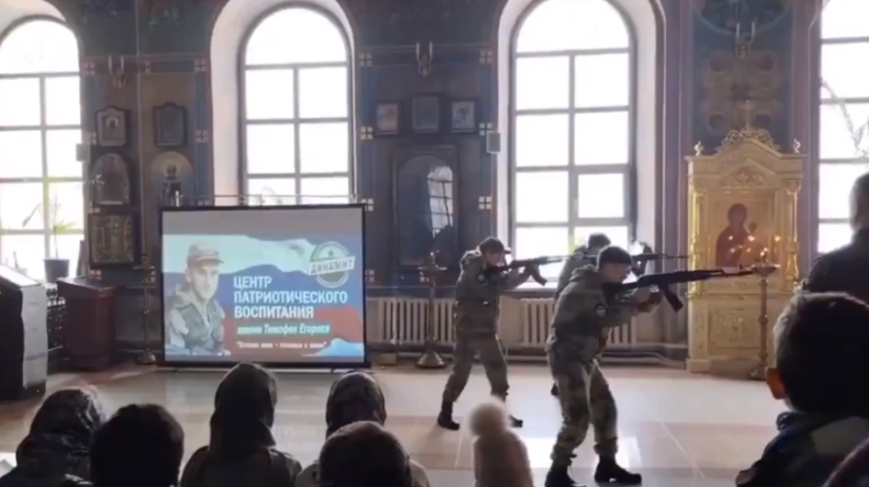Skandal në Rusi, performancë “ushtarake” e nxënësve brenda një kishe