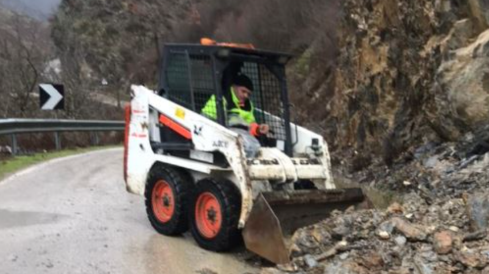 Moti i keq me rrebeshe shiu e dëbore shkakton probleme në verilindje