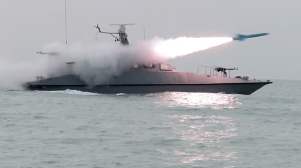 Irani mbyll ngushticën e Hormuzit për stërvitje ushtarake