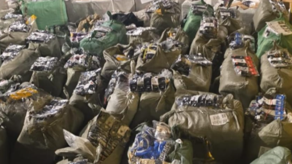 Gucci, Dior dhe Hugo Boss, zbulohen mijëra veshje false në Durrës