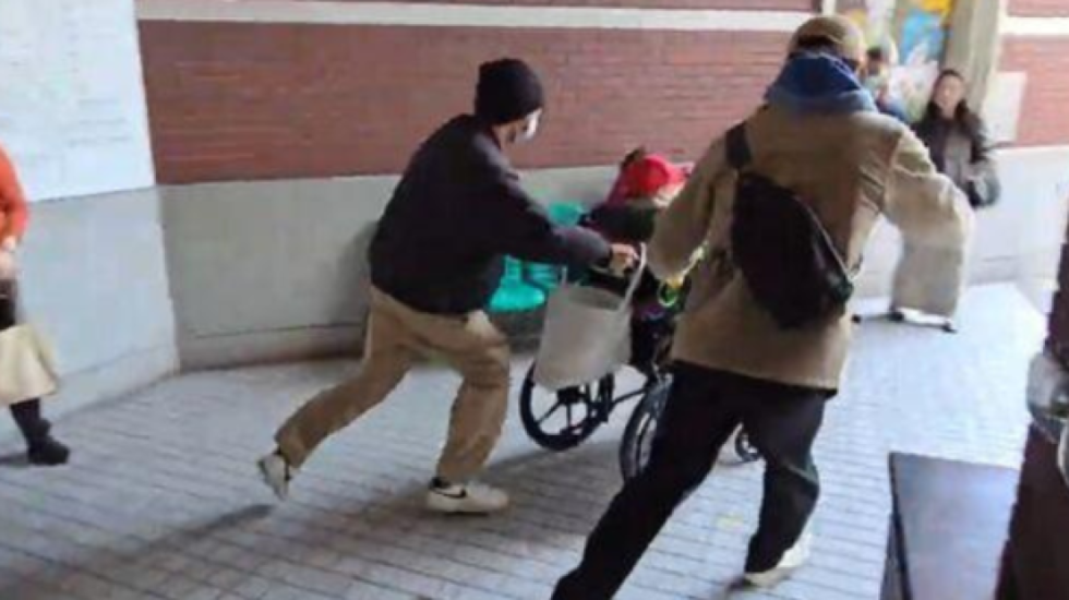 Fëmijët rrëmbejnë babanë 102 vjeçar, ishte martuar së fundmi dhe pasurinë do ja jepte nuses