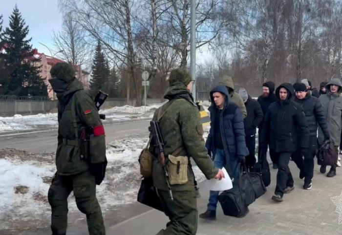 “Burrat merren direkt nga puna”, mobilizim masiv ushtarak në Bjellorusi