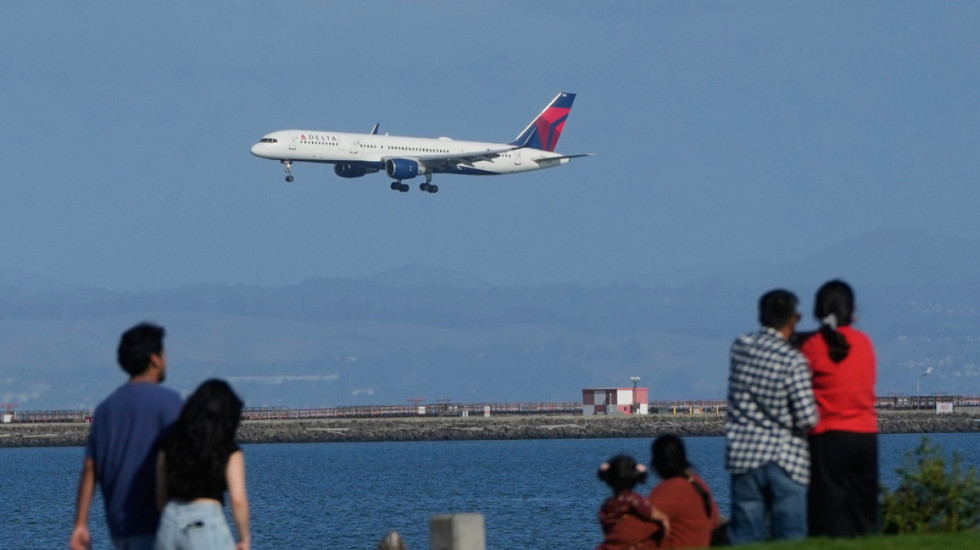 Çmenduri në qiell, pasagjerët tentojnë të futen në kabinën e pilotëve