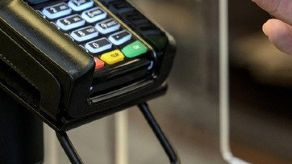 Shqiptarët po blejnë më shumë me kartë bankare, BSH: Vlera më e lartë historike