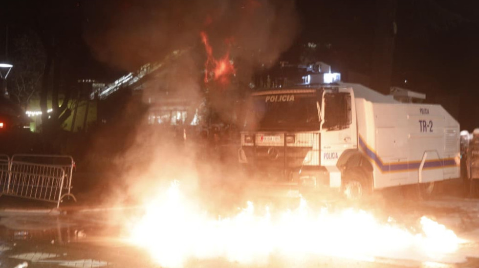 Tirana, 120 minuta nën pushtetin e molotovëve dhe gazit lotsjellës