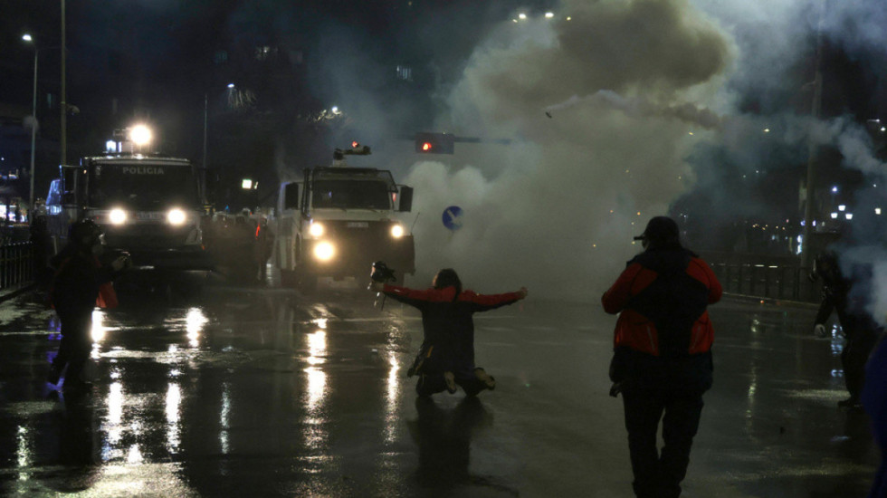 Bardhi: Persona pa mjete identifikimi kanë rrethuar selinë e PD, mbi 40 të shoqëruar