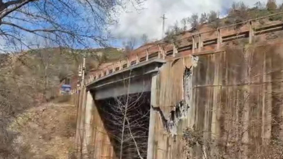 Paralizohet lëvizja drejt Juglindjes, pas rrëshqitjes së dheut çahet edhe ura në aksin Librazhd-Pogradec
