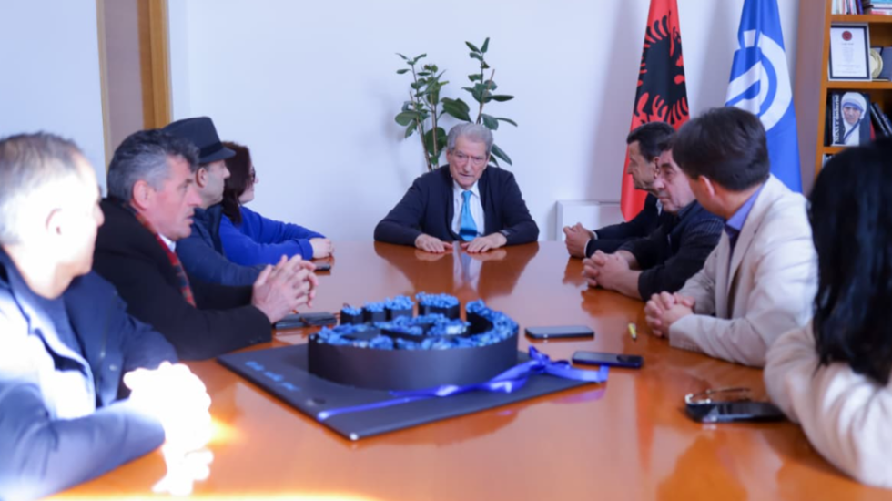 Berisha takohet me përfaqësues të diasporës, thirrje për protesta në ambasada e institucionet ndërkombëtare