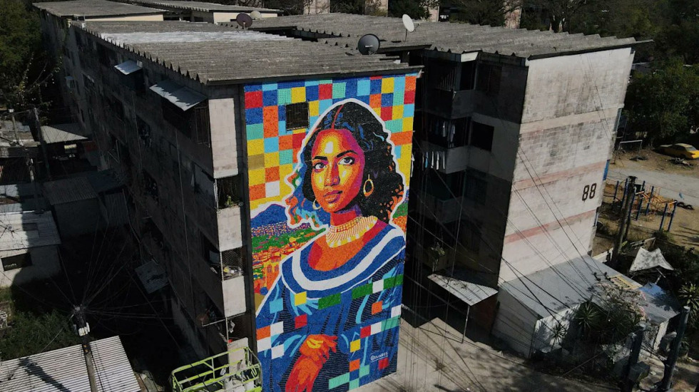 Mona Lisa “latine” e krijuar me mbi 100 mijë tapa të ricikluara shishesh