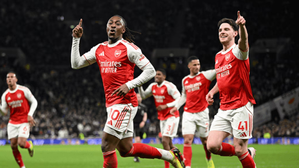 Arsenal i jep leksion futbolli Tottenham, Liverpool fiton në të 97-ën