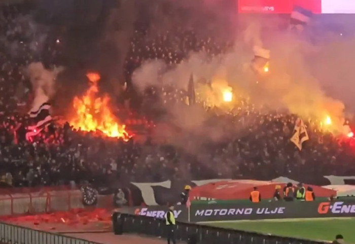 "Çmenduri" në derbin e Beogradit: Tifozët i vunë flakën stadiumit, ndeshja u ndërpre mbi 10 minuta