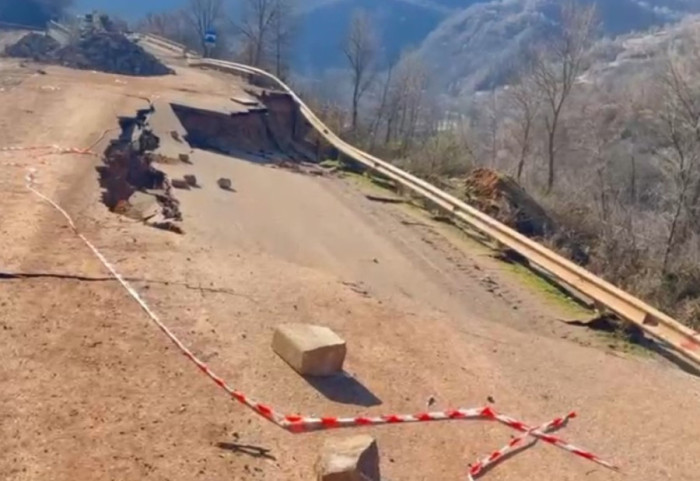 Vijon shembja e rrugës, aksi Librazhd–Prrenjas mbyllet edhe për këmbësorët