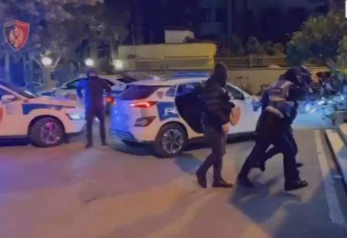 Me pistoletë në brez, policia arreston 30-vjeçarin