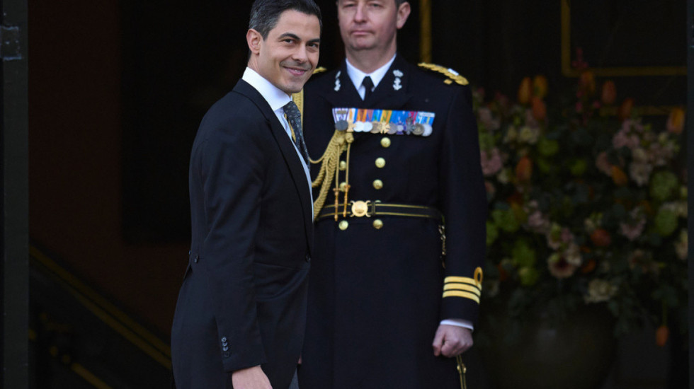 Holanda thyen tabutë, betohet kryeministri i parë homoseksual