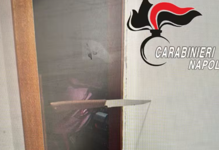 Burri shan arbitrin dhe VAR-in, gruaja i fut thikën pasi kujton se e ka me të