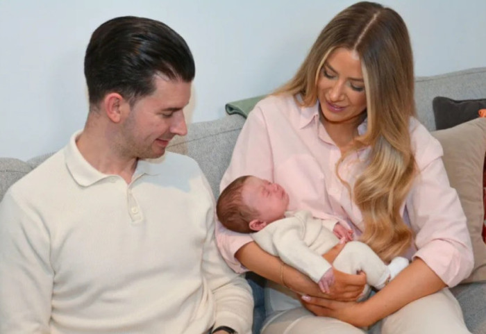 Bebja "mrekulli", lind fëmija i parë me mitër të transplantuar