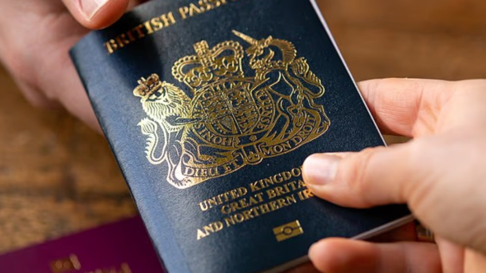 Ndryshojnë rregullat për të hyrë në Britani për ata me dy pasaporta