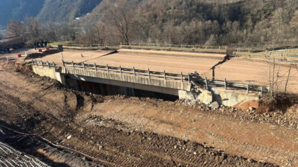 ARRSH vendos prishjen e urës në aksin Librazhd-Pogradec, Kozeli: Reshjet e shiut dhe erozioni dëmtuan rrugën