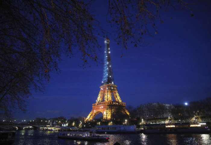 4-vjetori i luftës, kulla Eiffel ndriçohet me flamurin e Ukrainës