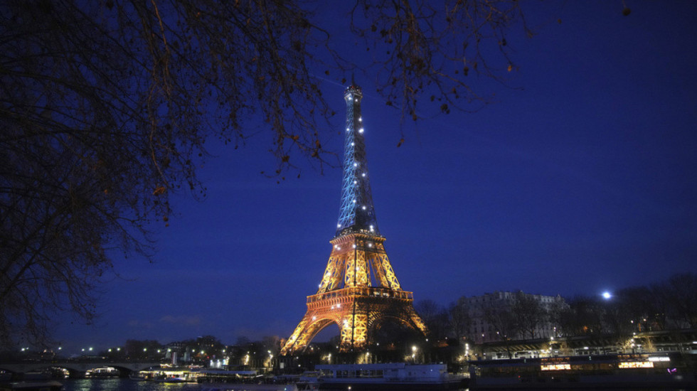 4-vjetori i luftës, kulla Eiffel ndriçohet me flamurin e Ukrainës