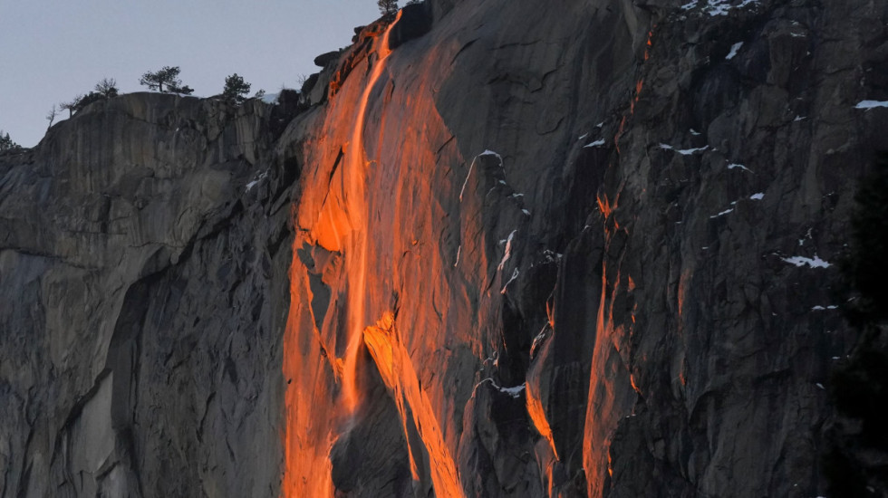 FOTO- Sfidojnë të ftohtin ekstrem për të parë "Ujëvarat e Zjarrit"