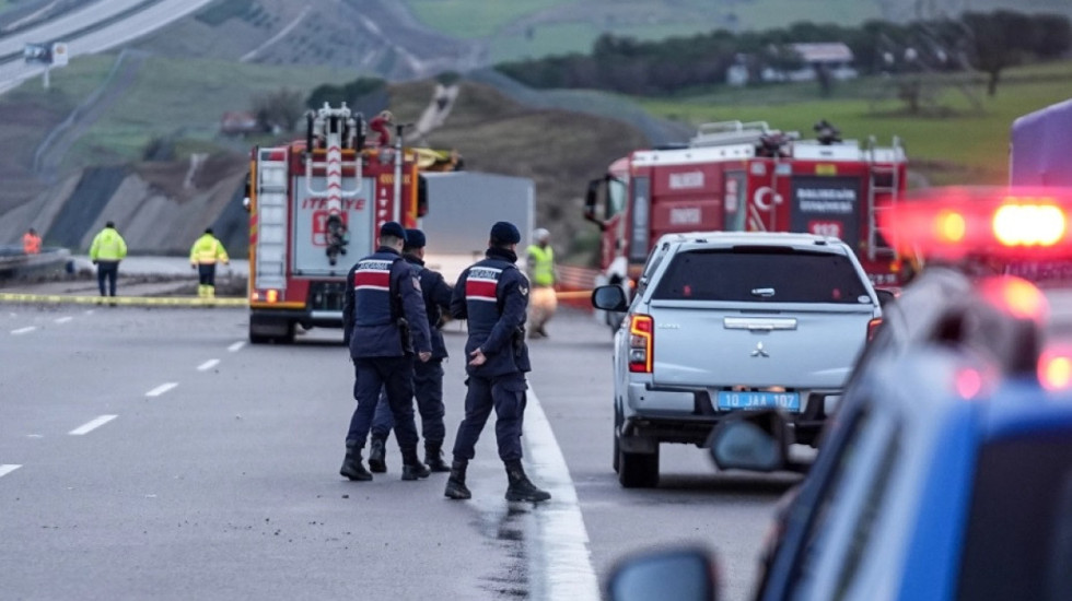 Avioni luftarak bie mbi autostradë në Turqi, humb jetën piloti
