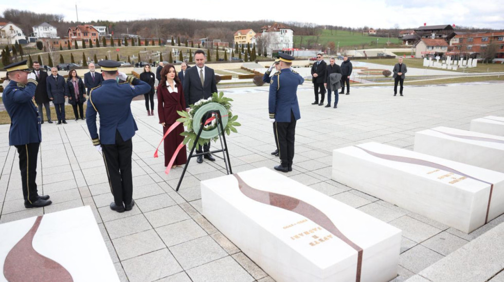 Spiropali nis vizitën në Kosovë, homazhe në memorialin Jashari