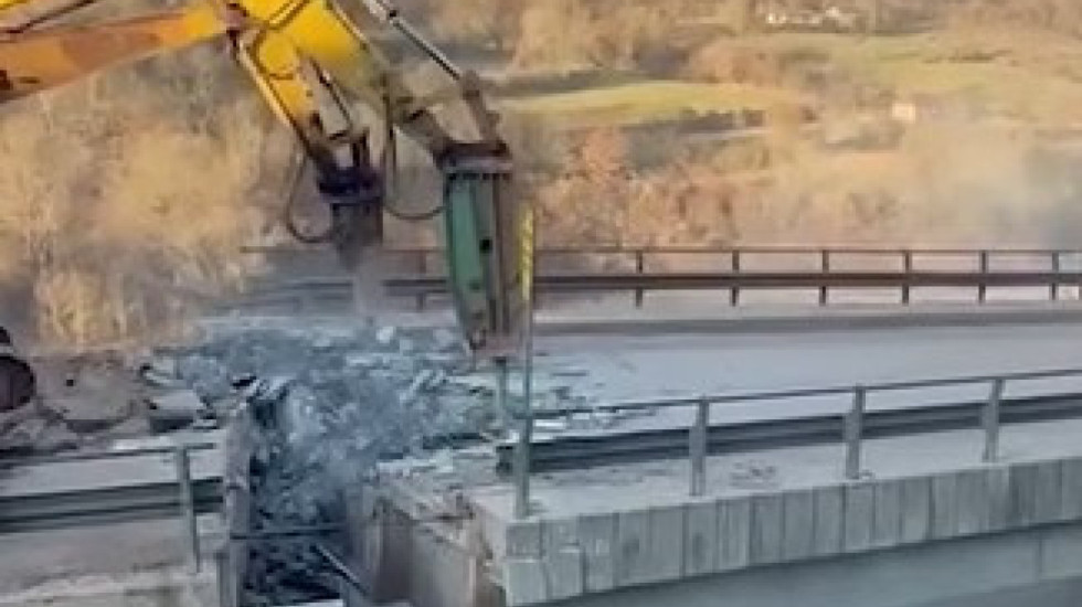 Demontohet ura në Dragostunjë, u dëmtua nga rrëshqitja e tokës në zonën e Arrave të Gurrës