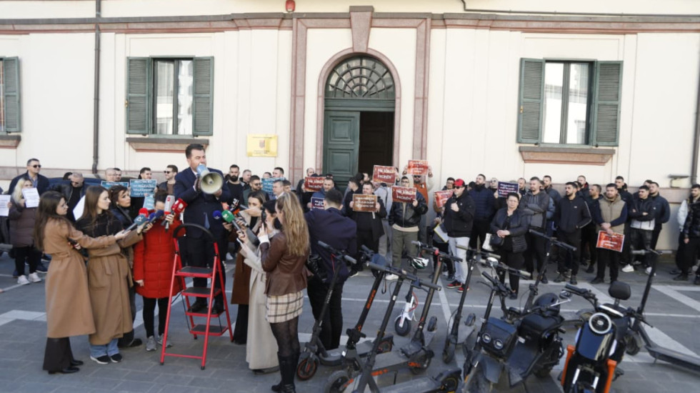2 mijë monopatë të bllokuar, qytetarët protestojnë tek Ministria e Brendshme