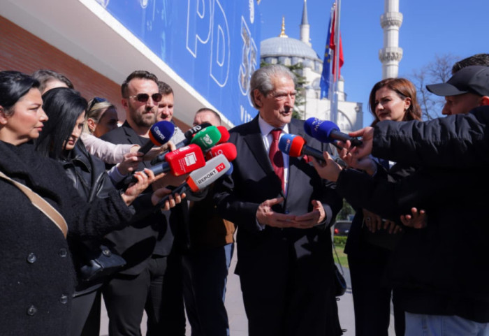 PS mbledh grupin për "Ballukun", Berisha: Nuk është parti, po organizatë kriminale