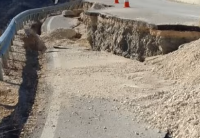 Tjetër zonën e izoluar, një tjetër rrugë e shembur, bllokohet Përmet-Skrapar