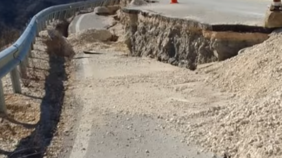 Tjetër zonën e izoluar, një tjetër rrugë e shembur, bllokohet Përmet-Skrapar