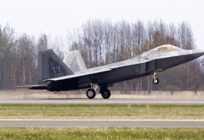 “Nëse mbjell erë, do korrësh stuhi”, Trump i përgjigjet Iranit, dërgon avionët F22 Raptor në Tel Aviv