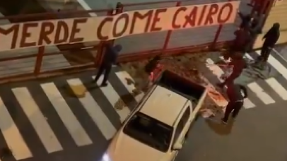 Protestë me “erë” e tifozëve të Torinos, shkarkojnë kamionçinën me jashtëqitje në derën e klubit