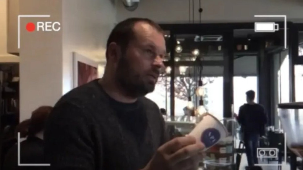 Nga legjendë e Leeds dhe Newcastle, tani jeton duke shërbyer kafe