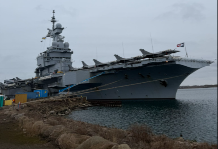 Droni rus bllokon aeroplanmbajtësen bërthamore franceze, Charles de Gaulle, në portin suedez