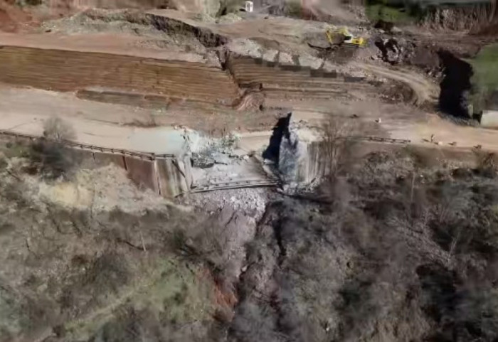 Shembja e urës në aksin Librazhd-Prrenjas, riparimi mund të zgjasë deri në një vit