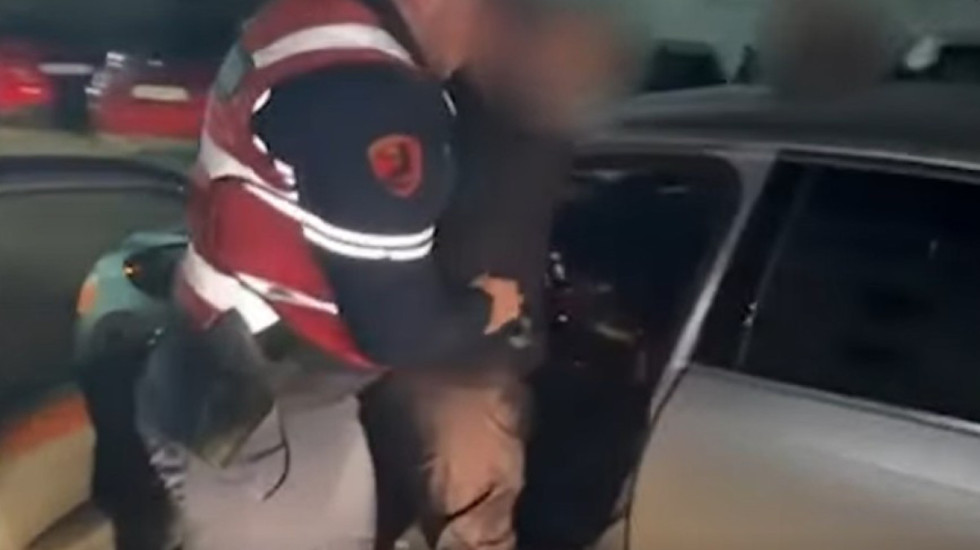 5 të arrestuar në 12 orë, policia e Durrësit sekuestron armë zjarri, drogë dhe makina