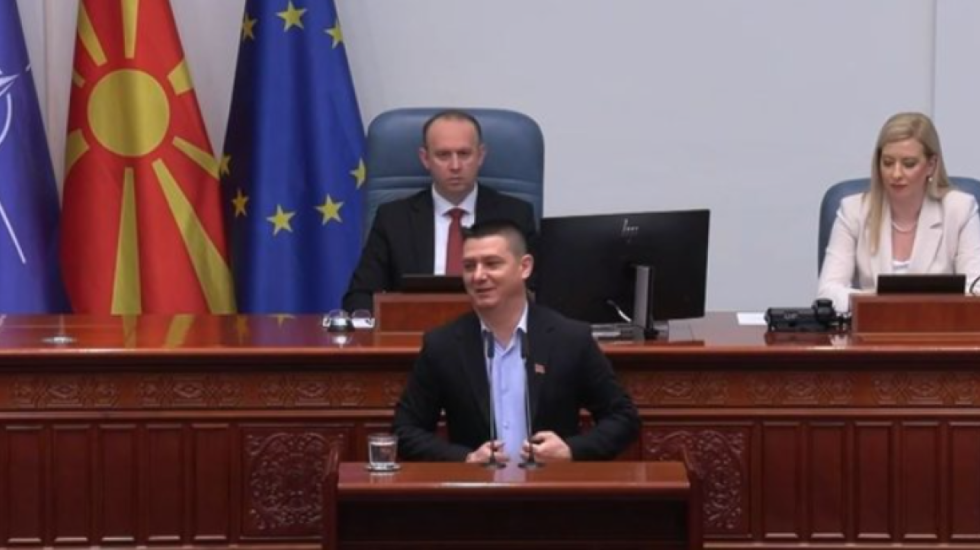 “Këtë flamur ma ka dhënë Edi Rama”, deputeti shqiptar përplaset me kryeministri maqedonas