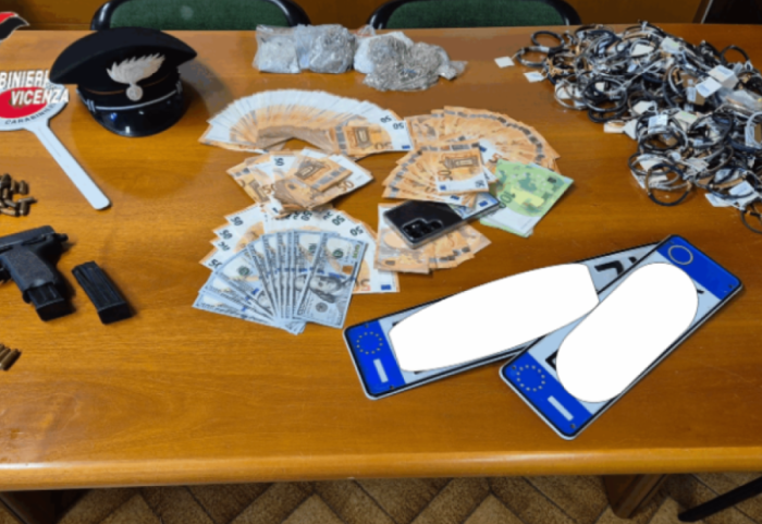 Shqiptarët e dyshuar për një seri vjedhjesh, kapen me mijëra euro dhe armë