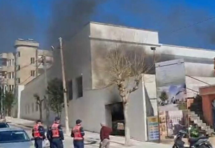 Përfshihet nga flakët godina e muzeut nënujor në Sarandë