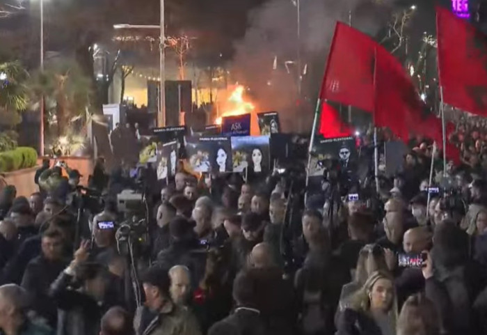 Marshim opozitar në Tiranë, protestuesit në Drejtorinë e Policisë, rrugëve hidhet molotov