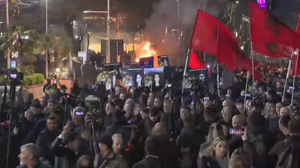 Marshim opozitar në Tiranë, protestuesit në Drejtorinë e Policisë, rrugëve hidhet molotov