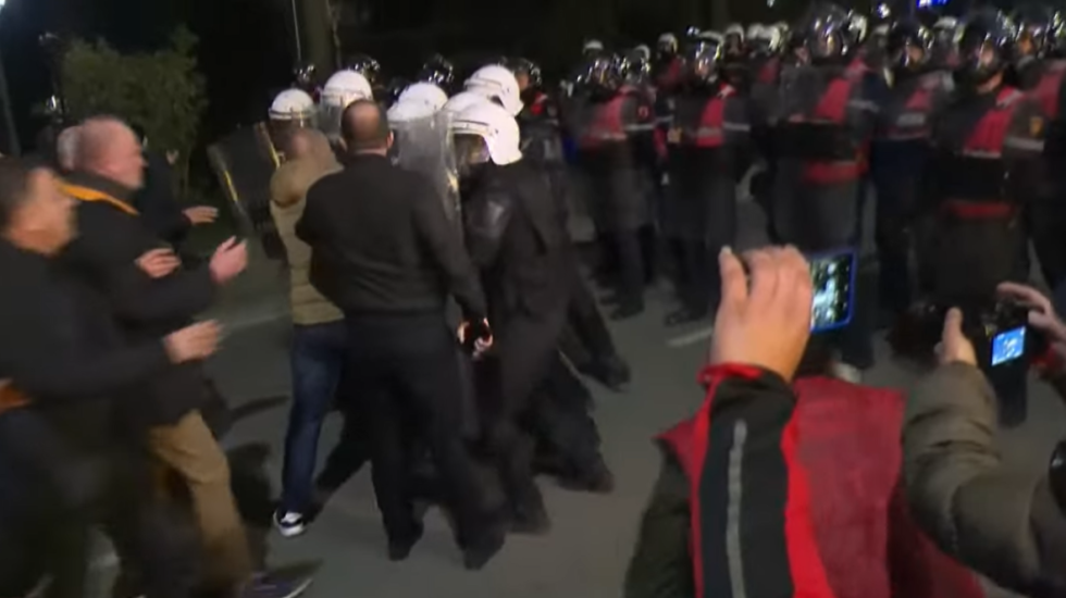 Përplasja e parë mes protestuesve dhe policisë, hidhet gaz lotsjellës, Bardhi: E pazakontë hapni rrugën