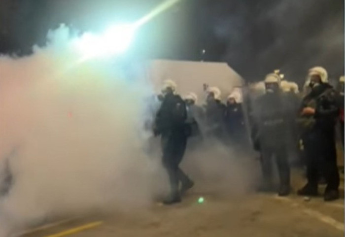 "Pritë" protestuesve pranë Drejtorisë së Policisë, përleshje fizike dhe gaz lotsjellës